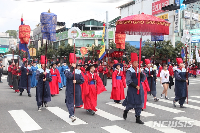 【영동=뉴시스】이성기 기자 = 국악의 신명과 흥이 살아있는 ‘52회 영동난계국악축제’가 다음 달 3일부터~6일까지 충북 영동군 영동천 일원에서 열린다.사진은 축제 거리 퍼레이드 모습이다.2019.09.11(사진=뉴시스 DB) photo@newsis.com