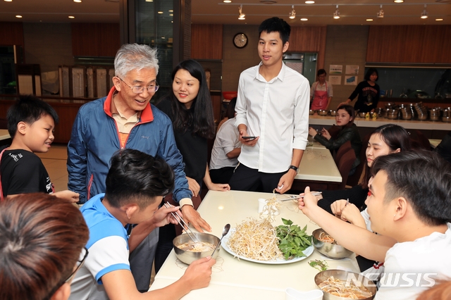 【서울=뉴시스】이기갑 삼육대학교 국제교육원장이 외국인 학생들과 대화를 나누는 모습. (사진 = 삼육대학교 국제교육원 제공)