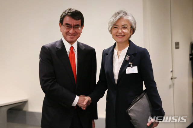 【서울=뉴시스】강수윤 기자= 유엔총회 참석차 미국 뉴욕을 방문중인 강경화 외교부장관은 26일 오후(현지시간) 고노 다로((河野太郞) 일본 외무상과 한일 외교장관회담을 갖고 한반도 정세 등을 논의했다.(사진 =외교부 제공) shoon@newsis.com 2018.09.27