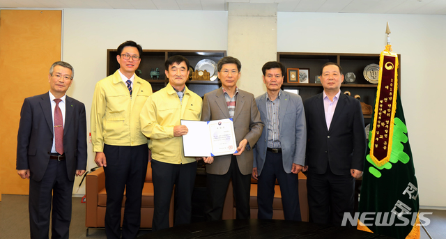 【대전=뉴시스】유순상 기자 = 대전대는 27일 올 '민방위업무 평가'에서 우수기관에 선정돼 대전시 주관 민방위날 기념식에서 행정안전부장관 기관 표창을 수상했다고 밝혔다. 이종서(왼쪽 네번째) 총장과 함일환(왼쪽 세번째) 예비군연대장 등이 교내에서 기념촬영을 하고 있다. 2018.09.27.(사진=대전대 제공) ssyoo@newsis.com