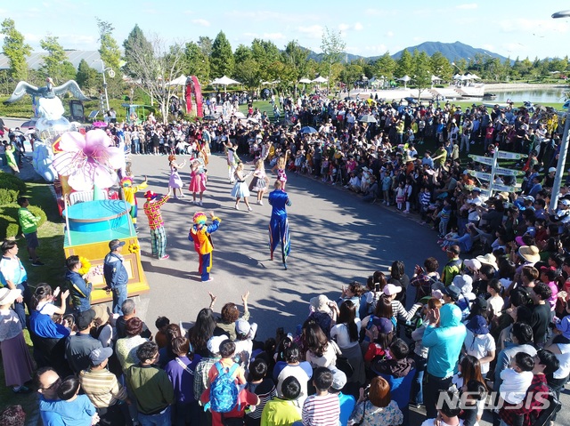 【순천=뉴시스】김석훈 기자 = 전남 순천시는 추석 연휴 5일 동안 순천만국가정원에 23만 명 이상의 방문객이 다녀간 것으로 집계됐다고 밝혔다. 사진은 10월 28일까지 순천만국가정원에서 열리는 가을 정원갈대축제. 2018.09.27. (사진=순천시청 제공)&nbsp; kim@newsis.com