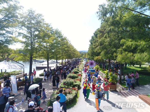【순천=뉴시스】김석훈 기자 = 전남 순천시는 추석 연휴 5일 동안 순천만국가정원에 23만 명 이상의 방문객이 다녀간 것으로 집계됐다고 밝혔다. 사진은 10월 28일까지 순천만국가정원에서 열리는 가을 정원갈대축제 퍼레이드. 2018.09.27. (사진=순천시청 제공)&nbsp; kim@newsis.com
