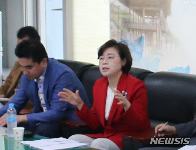 【포항=뉴시스】강진구 기자 = 자유한국당 김정재(포항 북구) 국회의원은 27일 오전 경북 포항시청 브리핑룸에서 지역 언론인과 간담회를 열어 “지진 재난 극복과 예산 확보에는 여·야가 따로 없다”고 밝혔다.2018.09.27.(사진=김정재 국회의원실 제공) photo@newsis.com