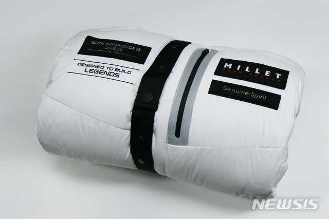 【서울=뉴시스】밀레 '리첼 벤치파카'를 숄더 스트랩으로 말아놓은 모습. 2018.9.27(사진=밀레 제공) photo@newsis.com