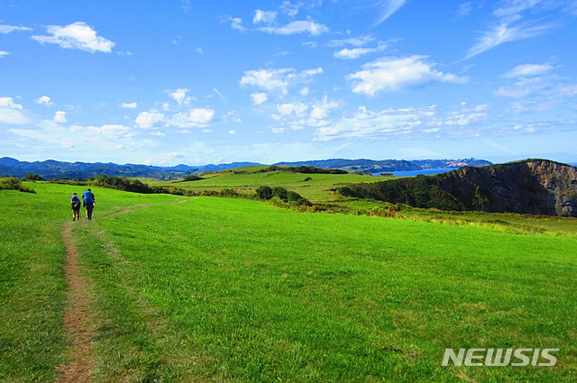 【프랑스 파리=뉴시스】인진연 기자 = 프랑스에서 도보여행을 청소년 교화 프로그램으로 활용하는 비영리재단인 '쇠이유(Seuil)'협회의 걷기 프로젝트 모습. 2018.09.28 (사진=쇠이유 협회 제공) photo@newsis.com