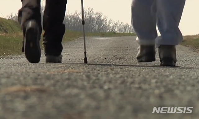 【프랑스 파리=뉴시스】인진연 기자 = 프랑스에서 도보여행을 청소년 교화 프로그램으로 활용하는 비영리재단인 '쇠이유(Seuil)'협회의 걷기 프로젝트 모습. 2018.09.28 (사진=쇠이유 협회 제공) photo@newsis.com