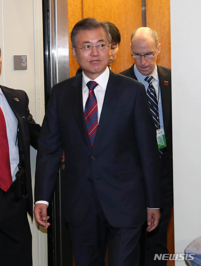 【뉴욕=뉴시스】박진희 기자 = 문재인 대통령이 26일 오전(현지시각) 미국 뉴욕 유엔본부 양자회담장에서 압델 파타 엘시시 이집트 대통령과 정상회담을 하기 위해 도착하고 있다. 2018.09.26. pak7130@newsis.com