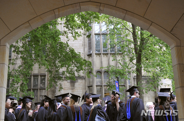 【뉴 헤이븐=AP/뉴시스】 중국 교육부는 3일 중국 학생과 학자들에게 미국을 방문하는 것과 관련한 위험성에 대해 경고하면서 미국에서 유학 또는 연구하는 것이 초래할 위험에 대해 평가하고 이에 따른 대비를 해야 한다고 촉구했다. 사진은 2010년 미국 뉴헤이븐에 위치한 예일대 졸업식 풍경. 2018.09.27