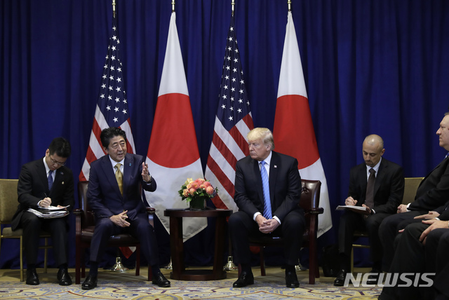 【뉴욕=AP/뉴시스】도널드 트럼프 미국 대통령과 아베 신조 일본 총리가 26일(현지시간) 롯테 뉴욕 팰리스 호텔에서 정상회담을 하고 있다. 2018.09.27