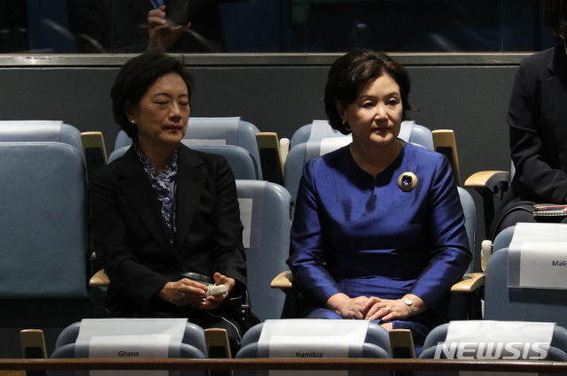 【뉴욕=뉴시스】박진희 기자 = 대통령 부인 김정숙 여사가 26일 오후(현지시각) 미국 뉴욕 유엔 총회장에서 제73차 유엔총회 문재인 대통령 기조연설을 경청하고 있다. 2018.09.26.pak7130@newsis.com