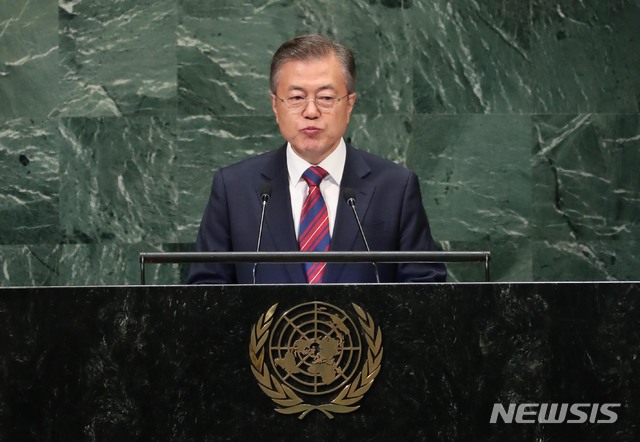【뉴욕=뉴시스】박진희 기자 = 문재인 대통령이 26일 오후(현지시각) 미국 뉴욕 유엔 총회장에서 제73차 유엔총회 기조연설을 하고 있다. 2018.09.26.pak7130@newsis.com