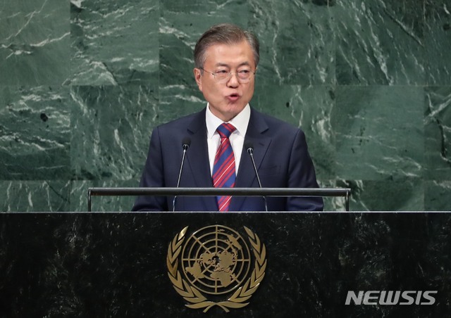 【뉴욕=뉴시스】박진희 기자 = 문재인 대통령이 26일 오후(현지시각) 미국 뉴욕 유엔 총회장에서 제73차 유엔총회 기조연설을 하고 있다. 2018.09.26.pak7130@newsis.com