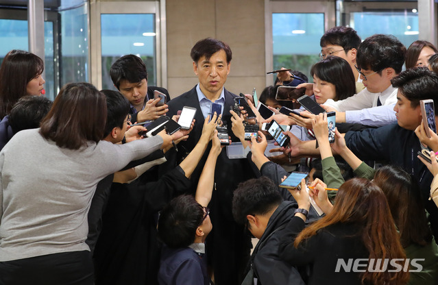 【서울=뉴시스】배훈식 기자 = 이주열 한국은행 총재가 27일 오전 서울 중구 한국은행 본관으로 출근하며 취재진의 질문에 답하고 있다. 2018.09.27. dahora83@newsis.com