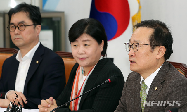 【서울=뉴시스】이종철 기자 = 27일 오전 서울 여의도 국회에서 열린 더불어민주당 정책조정회의에서 홍영표 원내대표가 한국당 심재철 의원 사무실 압수수색은 정당하다고 모두발언을 하고 있다. 2018.09.27.jc4321@newsis.com