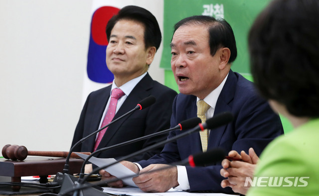 【서울=뉴시스】홍효식 기자 = 민주평화당 장병완 원내대표가 27일 오전 서울 여의도 국회에서 열린 의원총회에 참석해 모두발언을 하고 있다. 왼쪽은 정동영 대표. 2018.09.27. yesphoto@newsis.com