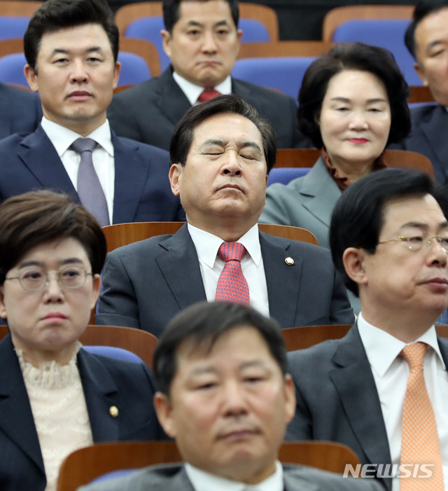 【서울=뉴시스】박영태 기자 = 27일 오전 서울 영등포구 여의도 국회에서 열린 자유한국당 의원총회에 심재철 의원이 참석해 앉아 있다. 2018.09.27.since1999@newsis.com
