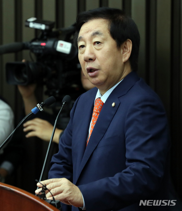 【서울=뉴시스】박영태 기자 = 27일 오전 서울 영등포구 여의도 국회에서 열린 자유한국당 의원총회에서 김성태 원내대표가 발언하고 있다. 2018.09.27.since1999@newsis.com
