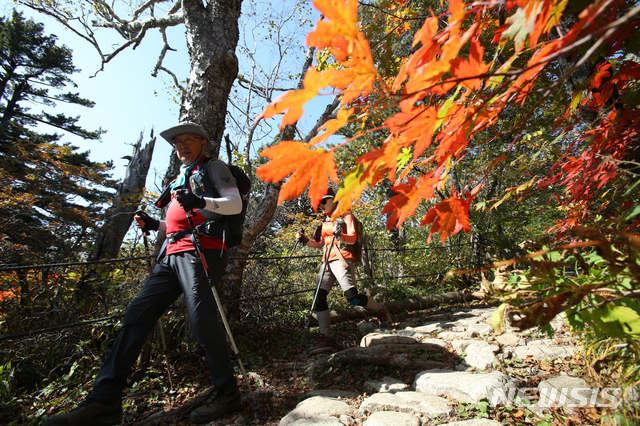 【양양=뉴시스】김경목 기자 = 27일 등산객이 붉은 단풍이 물든 강원도 양양군 설악산의 최고봉인 대청봉(해발 1708ｍ)을 오르고 있다. 2018.09.27.&nbsp; photo31@newsis.com