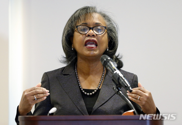 【솔트레이크시티=AP/뉴시스】 애니타 힐 브랜다이스대 교수가 26일 미국 솔트레이크시티에 위치한 유타대학교에서 강연을 하고 있다. 이날 힐 교수는 브렛 캐버노 미국 연방대법관 지명자와 관련된 논란이 1991년 자신이 청문회에 증인으로 나섰을 때와 닮았다고 주장했다. 애티타 힐은 1991년 자신의 상사였던 클래런스 토머스 당시 연방대법관 지명자의 청문회에 증인으로 나서 토머스의 상습적인 성희롱 문제를 전국에 알린 인물이다. 2018.09.27