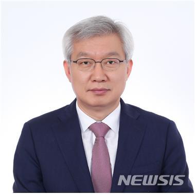 【서울=뉴시스】전신 기자 = 문재인 대통령이 외교부 1차관 등 차관급 5명에 대한 인사를 단행했다. 외교부 2차관에 이태호 대통령비서실 통상비서관. 2018.09.27. (사진=청와대 제공) photo@newsis.com