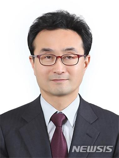 【서울=뉴시스】전신 기자 = 문재인 대통령이 외교부 1차관 등 차관급 5명에 대한 인사를 단행했다. 특허청장에 박원주 산업통상자원부 에너지자원실장. 2018.09.27. (사진=청와대 제공) photo@newsis.com