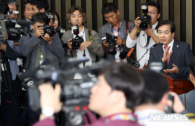【서울=뉴시스】이종철 기자 = 27일 오전 서울 여의도 국회에서 열린 자유한국당 의원총회에서 심재철 의원이 압수수색에 대한 설명을 하고 있다. 2018.09.27. jc4321@newsis.com 