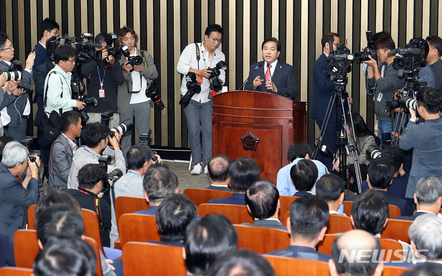 【서울=뉴시스】이종철 기자 = 27일 오전 서울 여의도 국회에서 열린 자유한국당 의원총회에서 심재철 의원이 압수수색에 대한 설명을 하고 있다. 2018.09.27. jc4321@newsis.com