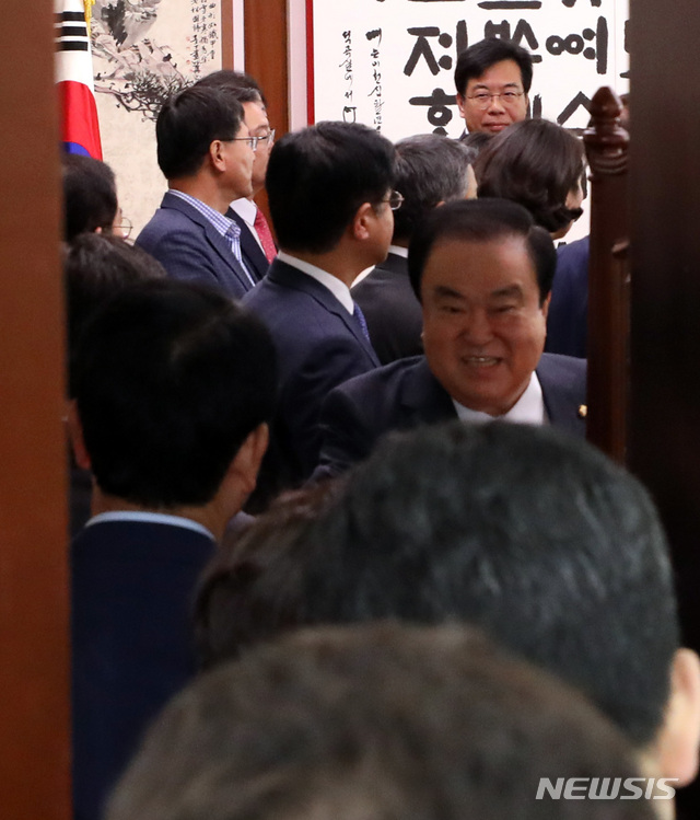 【서울=뉴시스】박영태 기자 = 27일 오전 서울 영등포구 여의도 국회에서 열린 자유한국당 의원총회 후 김성태 원내대표, 심재철 의원 등 자유한국당 의원들이 검찰의 ‘예산 정보 무단 열람·유출' 혐의로 심재철 의원실 압수수색과 관련해 문희상 의장에게 항의하기 위해 의장실로 들어가고 있다. 2018.09.27.since1999@newsis.com