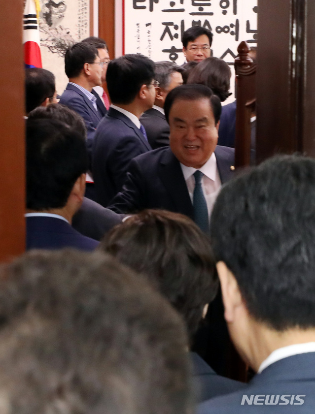 【서울=뉴시스】박영태 기자 = 27일 오전 서울 영등포구 여의도 국회에서 열린 자유한국당 의원총회 후 김성태 원내대표, 심재철 의원 등 자유한국당 의원들이 검찰의 ‘예산 정보 무단 열람·유출' 혐의로 심재철 의원실 압수수색과 관련해 문희상 의장에게 항의하기 위해 의장실로 들어가고 있다. 2018.09.27. since1999@newsis.com