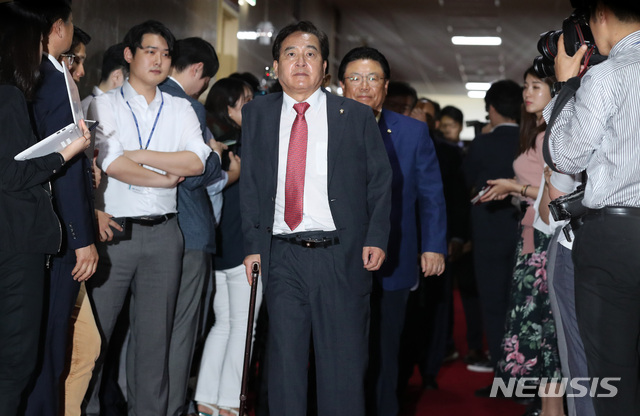 【서울=뉴시스】박영태 기자 = 27일 오전 서울 영등포구 여의도 국회에서 열린 자유한국당 의원총회 후 김성태 원내대표, 심재철 의원 등 자유한국당 의원들이 검찰의 ‘예산 정보 무단 열람·유출' 혐의로 심재철 의원실 압수수색과 관련해 문희상 의장실을 항의방문 후 나오고 있다. 2018.09.27.since1999@newsis.com