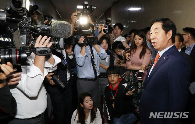 【서울=뉴시스】이종철 기자 = 27일 오전 서울 여의도 국회에서 심재철의원 사무실 압수수색에 대해 부당함을 주장하기 위해 문희상 국회의장을 만나고 나온 한국당 김성태 원내대표가 기자들의 질문에 답하면서 문희상 의장을 성토하고 있다. 2018.09.27. jc4321@newsis.com