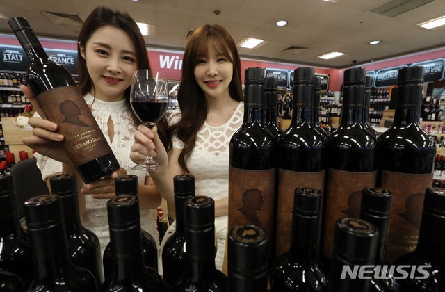 【서울=뉴시스】고승민 기자 = 이마트는 호주산 와인 '피터르만 바로산 쉬라즈'을 판매한다고 27일 밝혔다. 사진은 이날 오전 서울 이마트 용산점에서 모델이 제품을 선보이는 모습. '피터르만 바로산 쉬라즈'는 단맛이 강하며 과즙량이 많은 쉬라즈 품종의 특징을 담았다. 향이 풍부하고 묵직하다. 가격은 병당 19,8000원. 2018.09.27.kkssmm99@newsis.com