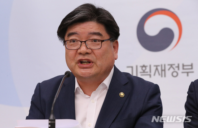 【세종=뉴시스】강종민 기자 = 김용진 기획재정부 2차관이 27일 오전 정부세종청사에서 재정분석시스템을 통한 자료 유출 사건과 관련해 심재철 의원과 보좌진을 고발할 예정이라고 밝히고 있다. 2018.09.27.&nbsp; ppkjm@newsis.com