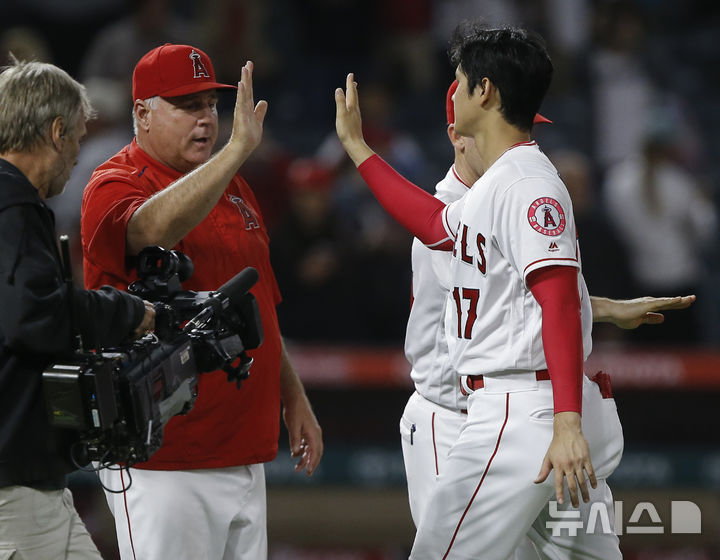 [애너하임=AP/뉴시스] LA 에인절스에서 한솥밥을 먹었던 마이크 소시아 감독과 오타니 쇼헤이. 2018.09.27