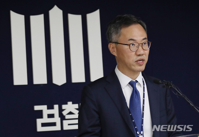 【서울=뉴시스】 김진아 기자 = 김수현 공공형사수사부 부장검사가 27일 서울 서초구 서울중앙지검에서 삼성전자서비스 노조 와해 사건 검찰 수사 결과 브리핑을 하고 있다. 2018.09.27. bluesoda@newsis.com