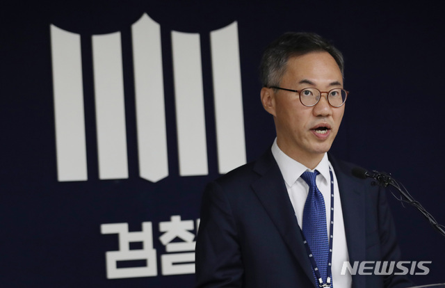 【서울=뉴시스】 김진아 기자 = 김수현 공공형사수사부 부장검사가 27일 서울 서초구 서울중앙지검에서 삼성전자서비스 노조 와해 사건 검찰 수사 결과 브리핑을 하고 있다. 2018.09.27.&nbsp; bluesoda@newsis.com