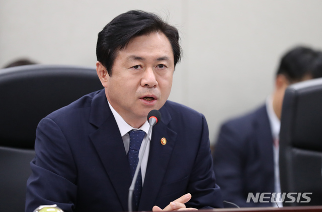 【세종=뉴시스】강종민 기자 = 김영춘 해양수산부 장관이 27일 오후 정부세종청사에서 기자간담회를 열고 방북성과 등을 설명하고 있다. 2018.09.27. ppkjm@newsis.com