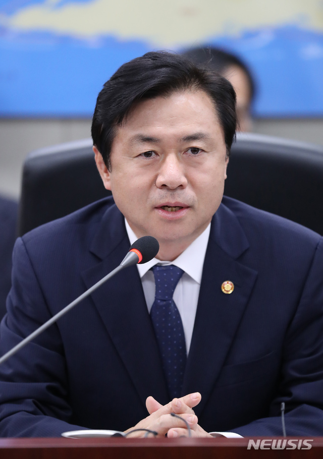 【세종=뉴시스】강종민 기자 = 김영춘 해양수산부 장관이 27일 오후 정부세종청사에서 기자간담회를 열고 방북성과 등을 설명하고 있다. 2018.09.27. ppkjm@newsis.com