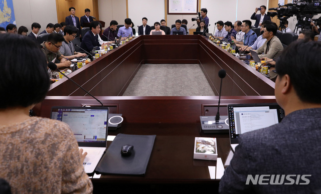 【세종=뉴시스】강종민 기자 = 김영춘 해양수산부 장관이 27일 오후 정부세종청사에서 기자간담회를 열고 방북성과 등을 설명하고 있다. 2018.09.27. ppkjm@newsis.com