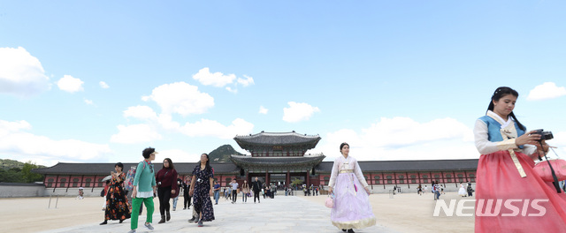 【서울=뉴시스】전진환 기자 = 완연한 가을 날씨를 보인 27일 오후 서울 종로구 경복궁을 찾은 관광객들이 경내를 관람하고 있다. 2018.09.27.&nbsp; amin2@newsis.com