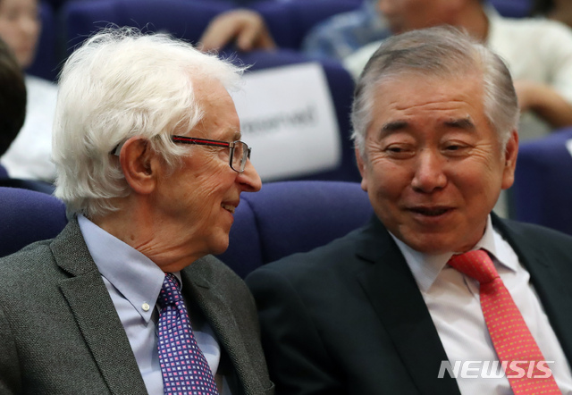 【서울=뉴시스】고승민 기자 = 문정인 외교안보특별보좌관이 지난 27일 오후 서울 연세대학교에서 열린 미국 핵 전문가 시그프리드 헤커 스탠포드 대학교 명예교수의 북핵 관련 강연에 참석해 헤커 교수와 대화를 하고 있다. 2018.09.27.kkssmm99@newsis.com