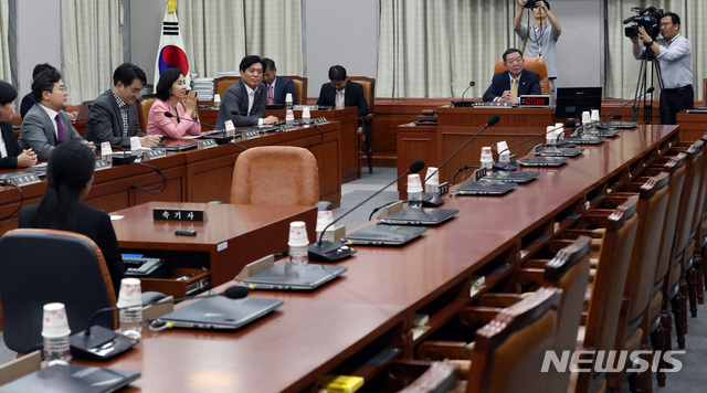 【서울=뉴시스】박영태 기자 = 27일 오후 서울 영등포구 여의도 국회 교육위원회에서 유은혜 사회부총리 겸 교육부장관의 인사청문보고서 채택과 관련한 전체회의가 있을 예정이었으나 자유한국당 등 야당 의원들의 불참으로 이찬열 위원장과 여당 의원들만 회의장에 앉아 있다. 2018.09.27.since1999@newsis.com