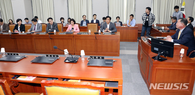 【서울=뉴시스】박영태 기자 = 27일 오후 서울 영등포구 여의도 국회 교육위원회에서 유은혜 사회부총리 겸 교육부장관의 인사청문보고서 채택과 관련한 전체회의가 있을 예정이었으나 자유한국당 등 야당 의원들의 불참으로 이찬열 위원장과 여당 의원들만 자리에 앉아 있다. 2018.09.27.since1999@newsis.com