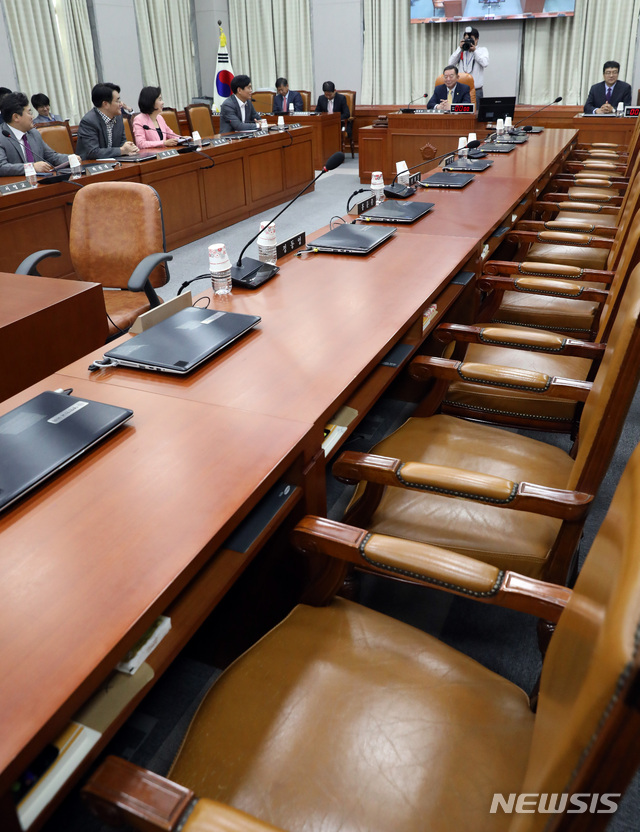 【서울=뉴시스】박영태 기자 = 27일 오후 서울 영등포구 여의도 국회 교육위원회에서 유은혜 사회부총리 겸 교육부장관의 인사청문보고서 채택과 관련한 전체회의가 있을 예정이었으나 자유한국당 등 야당 의원들의 불참으로 이찬열 위원장과 여당 의원들만 자리에 앉아 있다. 2018.09.27.since1999@newsis.com