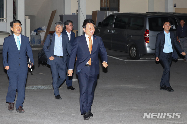 【서귀포=뉴시스】우장호 기자 = 원희룡 제주특별자치도지사가 지난 6·13 지방선거 과정에서 불거진 공직선거법 위반 혐의에 대해 조사를 받기 위해 27일 오후 제주 서귀포시 법환동 서귀포경찰서에 출석하고 있다. 2018.09.27. woo1223@newsis.com