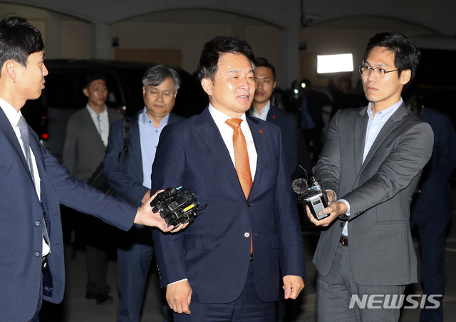 【서귀포=뉴시스】우장호 기자 = 원희룡 제주특별자치도지사가 지난 6·13 지방선거 과정에서 불거진 공직선거법 위반 혐의에 대해 조사를 받기 위해 27일 오후 제주 서귀포시 법환동 서귀포경찰서에 출석해 취재진의 질문에 답하고 있다. 2018.09.27.&nbsp; woo1223@newsis.com