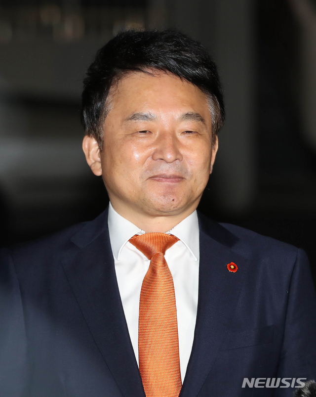 【서귀포=뉴시스】우장호 기자 = 원희룡 제주특별자치도지사가 지난 6·13 지방선거 과정에서 불거진 공직선거법 위반 혐의에 대해 조사를 받기 위해&nbsp; 27일 오후 제주 서귀포시 법환동 서귀포경찰서에 출석해 취재진의 질문에 답하고 있다. 2018.09.27. woo1223@newsis.com