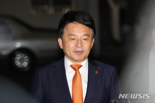 【서귀포=뉴시스】우장호 기자 = 원희룡 제주특별자치도지사가 지난 6·13 지방선거 과정에서 불거진 공직선거법 위반 혐의에 대해 조사를 받기 위해&nbsp; 27일 오후 제주 서귀포시 법환동 서귀포경찰서에 출석해 취재진의 질문에 답하고 있다. 2018.09.27. woo1223@newsis.com