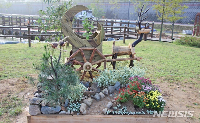 【청주=뉴시스】강신욱 기자 = 충북 청주시는 다음 달 6일부터 14일까지 청원구 오창읍 미래지농촌테마공원 연꽃습지원 일대에서 2018 가드닝 페스티벌을 열어 작가와 시민이 참여해 만든 각종 정원 24곳을 선보인다. 사진은 충북숲해설가협회팀이 만든 시민참여정원. 2018.09.28. (사진=청주시 제공) photo@newsis.com