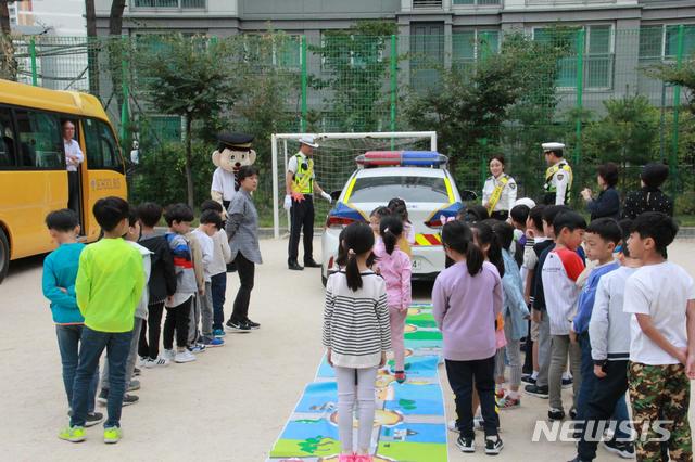 【서울=뉴시스】 28일 오전 서울 성동경찰서가 서울 성동구 숭신초등학교 학생 160여명을 대상으로 교통사고 예방 교육인 '사각사각 캠페인'을 진행하고 있다. 2018.09.28 (사진 = 서울 성동경찰서 제공)